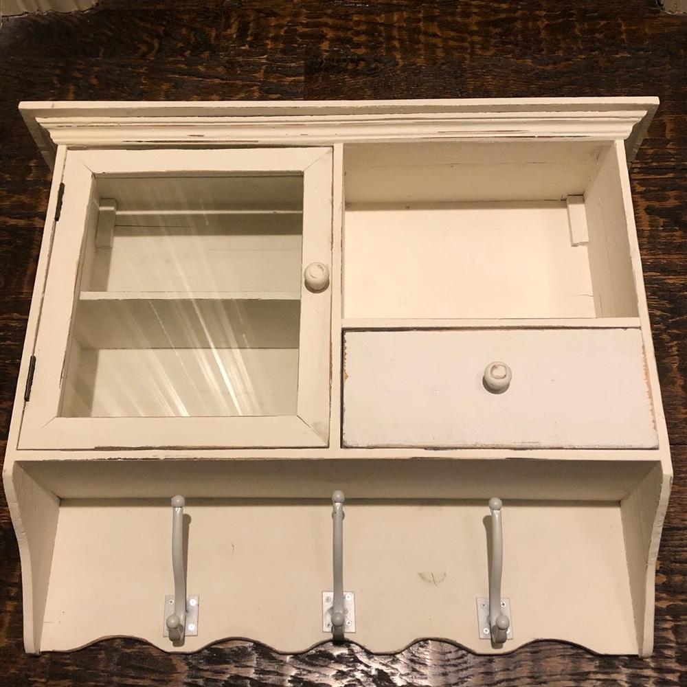 Hangable cream shelving decor